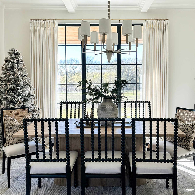 Vergleich zwischen Premium- und Billigvorhängen, der Qualitätsunterschiede aufzeigt