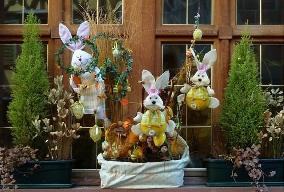 Easy DIY Window Decorating Ideas for Easter